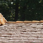 Eindeckung des Daches mit Holzschindeln