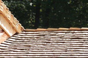 Eindeckung des Daches mit Holzschindeln