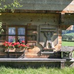 Gemütliche Sitzecke an einem Kaser