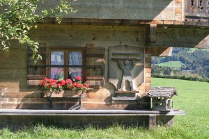 Gemütliche Sitzecke an einem Kaser