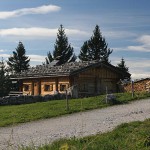 Kaser aus Holz auf einer Alm